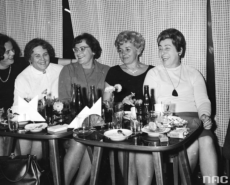Women in Hawana Cafe in Warsaw, 1968, photo by Grażyna Rutowska / National Digital Archive / www.audiovis.nac.gov.pl