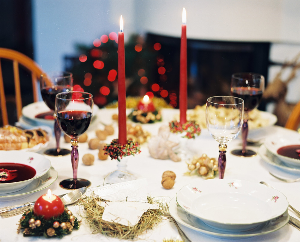 圣诞桌上为不速之客而预备的餐具，图源：Michał Kołyga / Reporter