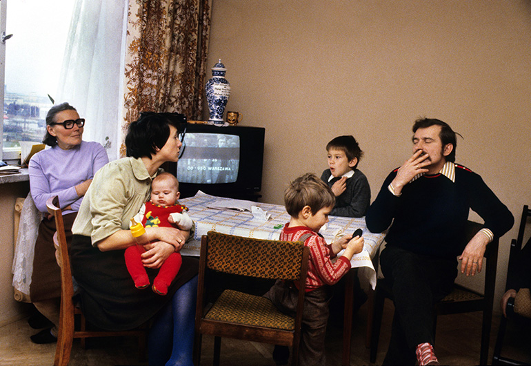 Lech Walesa relaxing at home with family (wife Danuta, their 3 children, mother-in-law Feliksa Golos), in Gdansk, November 1980, photo by Chris Niedenthal / Forum