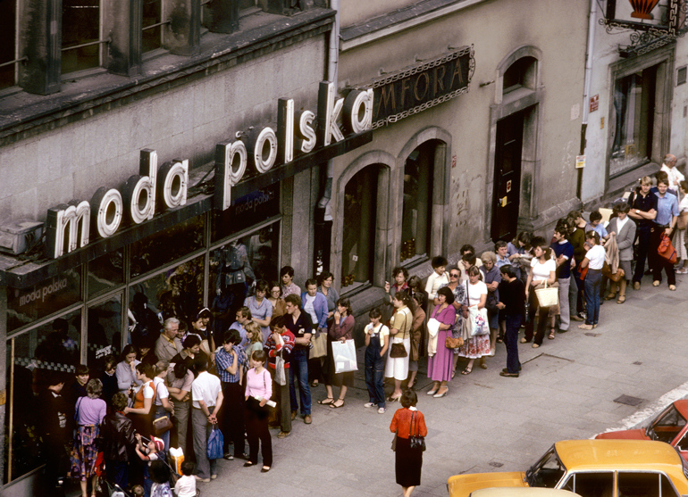 Wroclaw, July 1982. The "Moda Polska" clothes shop in the Market Square. A long queue of people waits to be allowed in. This was a "high end" fashion store in those days, photo by Chris Niedenthal / Forum