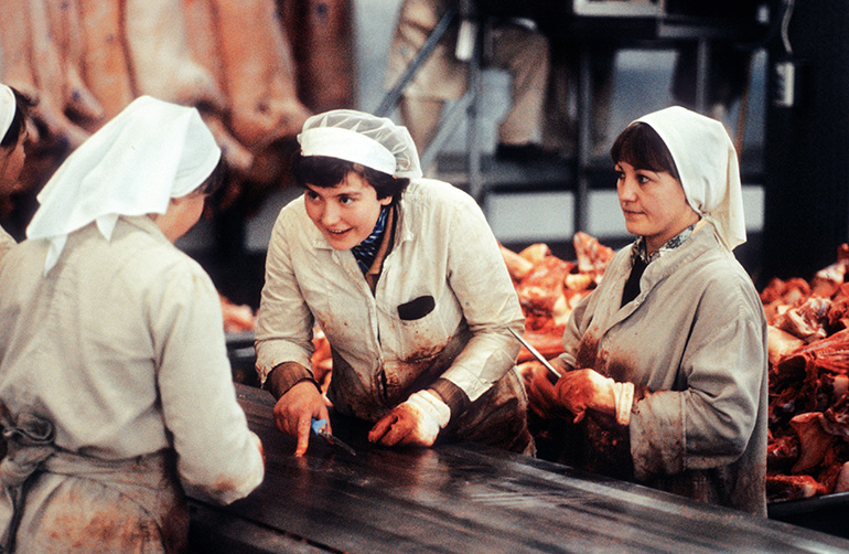 Workers chat at the Rawa Mazowiecka meat processing plant, photo by Chris Niedenthal / Forum