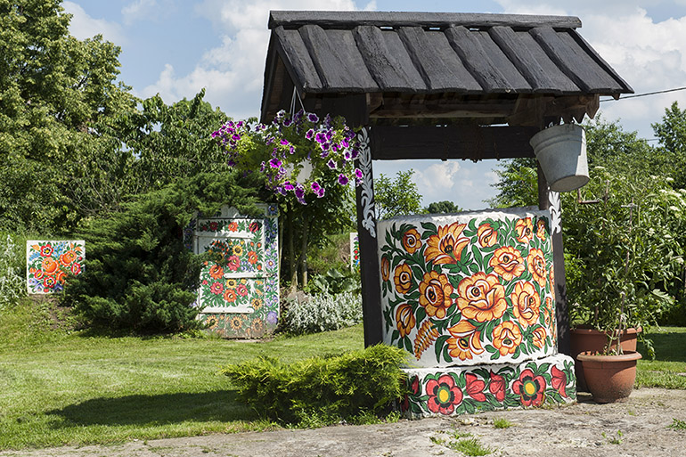 Painted well in Zalipie, 2013, photo by Sebastian Kocon /Forum