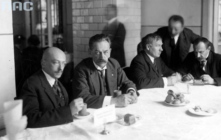W bufecie sejmowym. Od lewej: Rajmund Jaworowski, Jędrzej Moraczewski, Norbert Barlicki, Marian Malinowski, 1925, fot. Koncern Ilustrowany Kurier Codzienny - Archiwum Ilustracji / Narodowe Archiwum Cyfrowe (NAC)