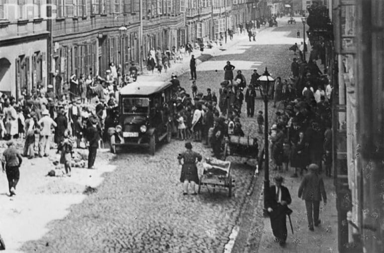 Dzielnica żydowska w Warszawie. Na zdjęciu: Ulica Wołyńska, fot. fot. Koncern Ilustrowany Kurier Codzienny - Archiwum Ilustracji / Narodowe Archiwum Cyfrowe (NAC)
