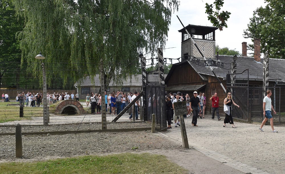 Tourists visiting the site of the Nazi German concentration camp Auschwitz-Birkenau, photo: Jacek Bednarczyk/PAP