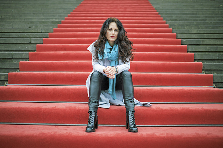 Magdalena Parys na schodach Konzertause Berlin na Gendarmenmarkt, 2014, fot. Łukasz Cynalewski / Agencja Gazeta