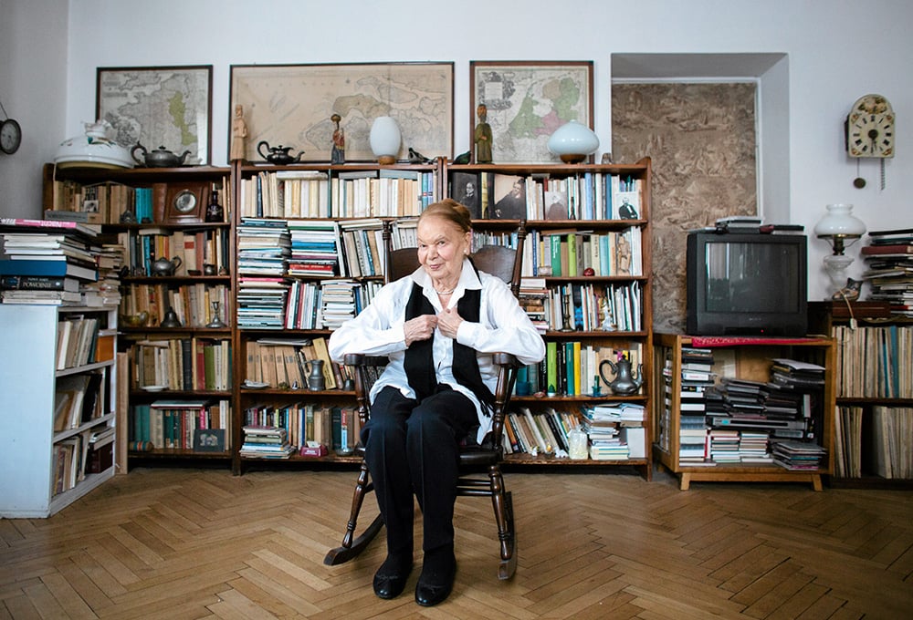 Julia Hartwig w swoim mieszkaniu, Warszawa, 2013, fot. Bartosz Bobkowski/AG