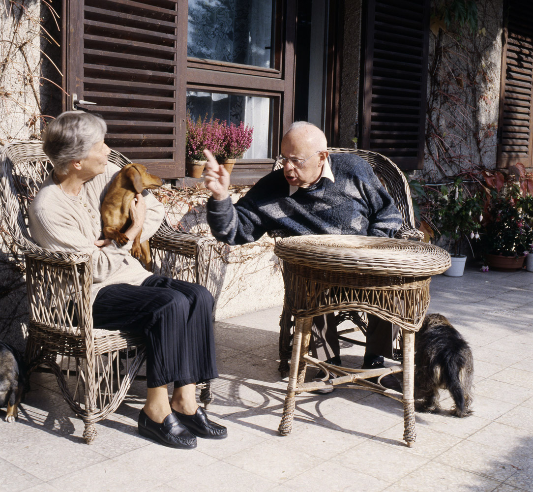  Stanisław Lem z żoną Barbarą przed swoim domem, fot. Witold Gorka / Forum