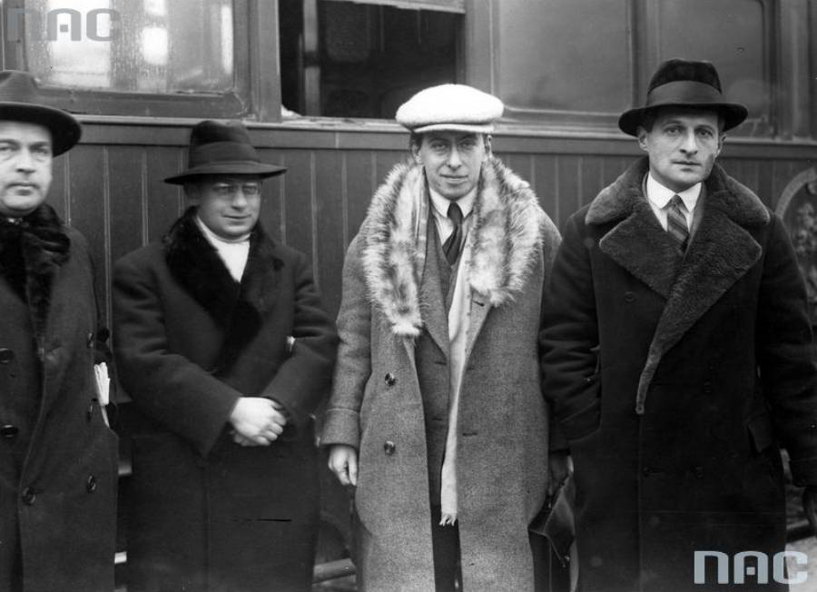 Julian Tuwim i pisarz radziecki Ilja Erenburg (drugi z prawej), fot. NArodowe Archiwum Cyfrowe
