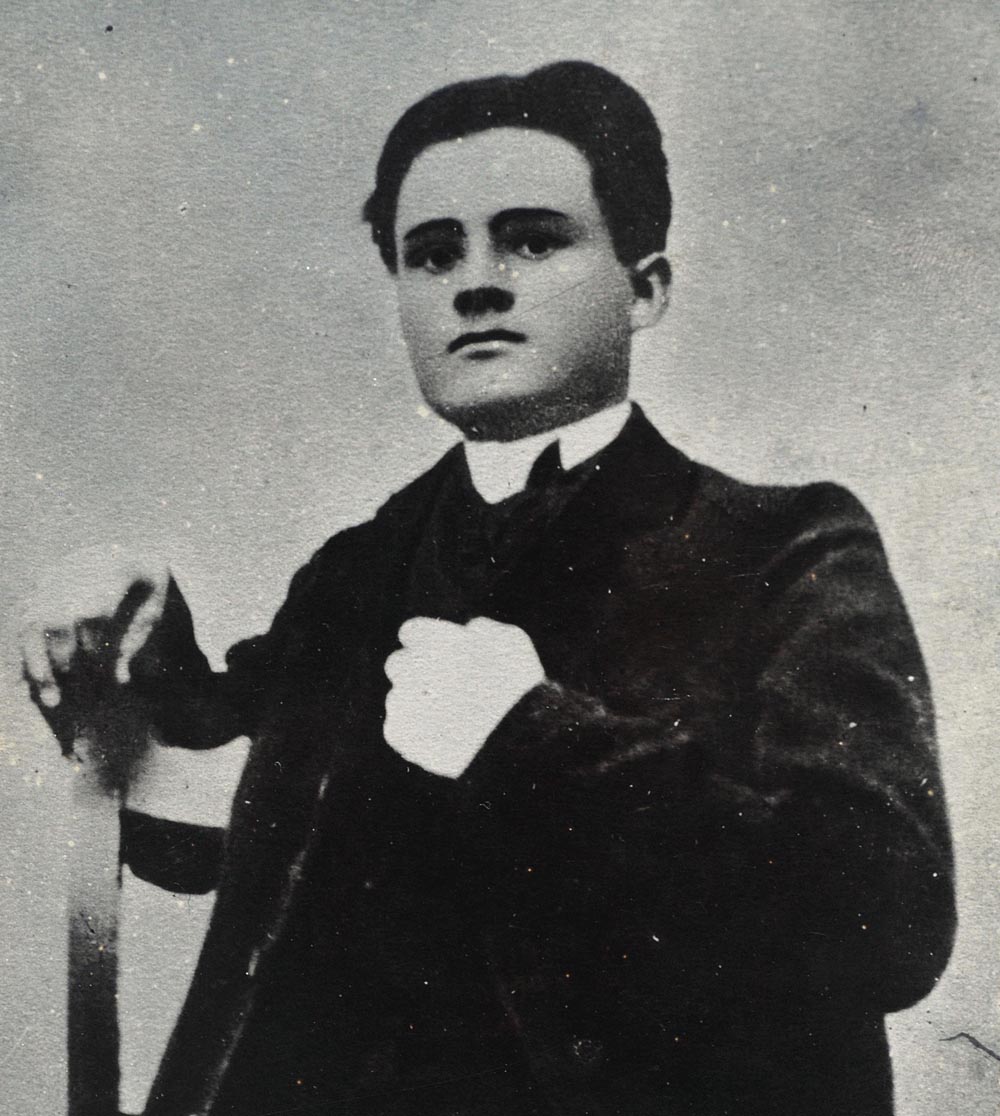 Fotografia portretowa Ignacego Mościckiego, z archiwum ilustracji "Ilustrowanego Kuriera Codziennego" za pośrednictwem Narodowego Archiwum Cyfrowego.