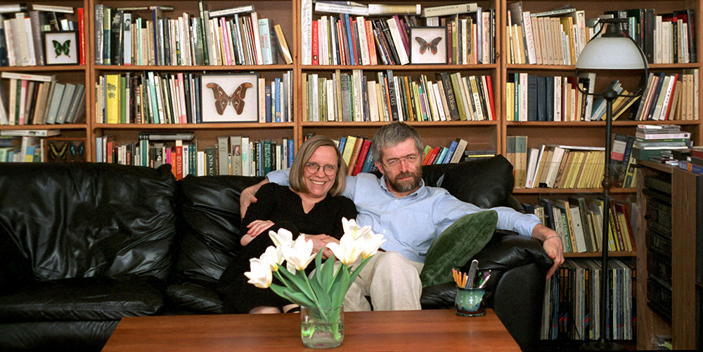 Stanisław Barańczak z żoną Anną w swoim domu w Newton, USA, 2004, fot. Czesław Czapliński/Fotonova/East News