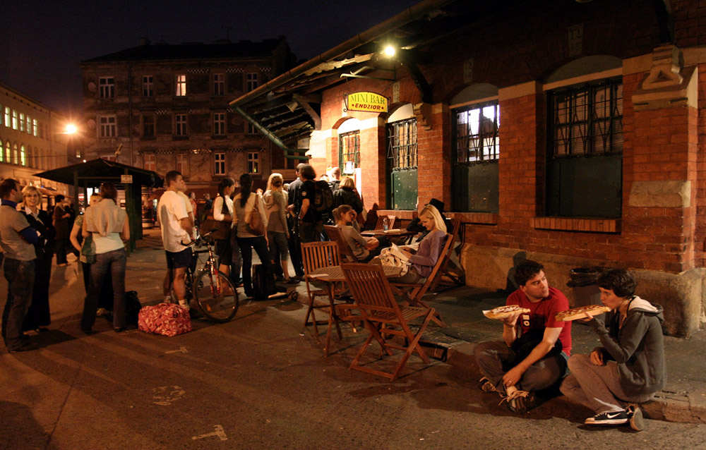 Краковский район Казимеж, ночная очередь за горячими бутербродами, фото: Гжегож Козакевич / Forum