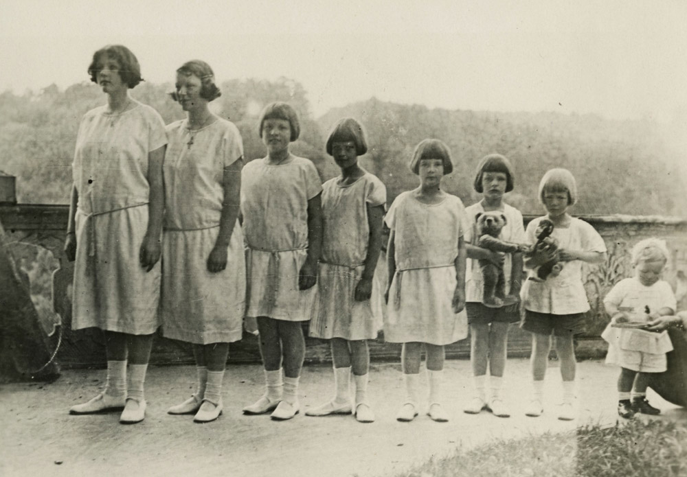 Rodzeństwo Stadnickich, od lewej: Jadwiga (1913-2009), Maria (1912-2003), Helena (1914-1977), Anna (Danuta) (1916-2001), Stefania (1917-1979), Józef (1919-1960), Andrzej (1920-1945), Paweł (1925-1996). Frain, 1926