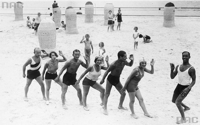 Kuracjusze podczas lekcji tańca na plaży, 1930, fot. Narodowe Archiwum Cyfrowe 