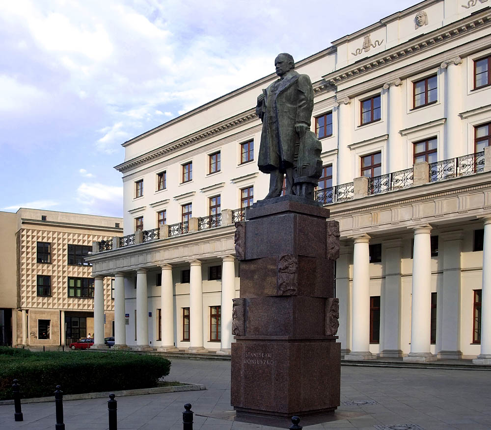 Памятник Монюшко на Театральной площади в Варшаве. Фото: Кшиштоф Хойнацкий / East News