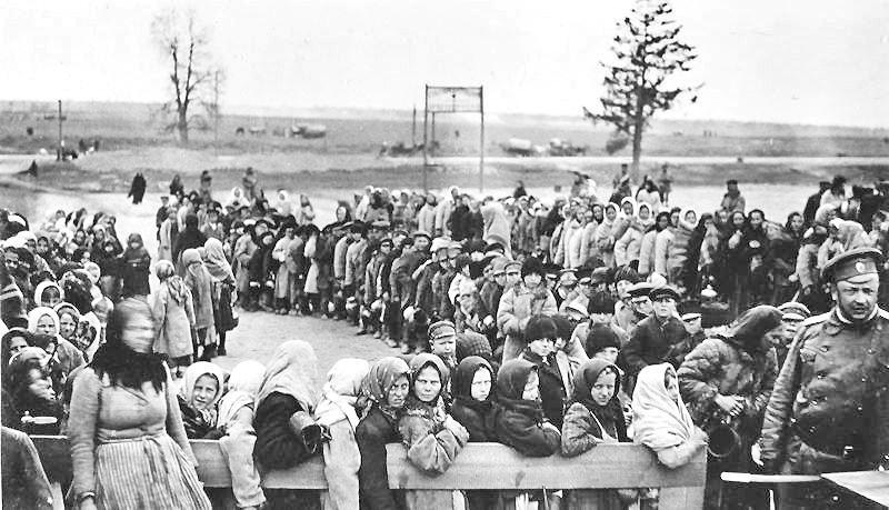 Archiwalne zdjęcie Bieżeńców stojących w kolejce po chleb i cukier, punkt żywieniowy Czerwonego Krzyża w Bobrujsku, wrzesień 1915, źródło: biezenstwo.pl