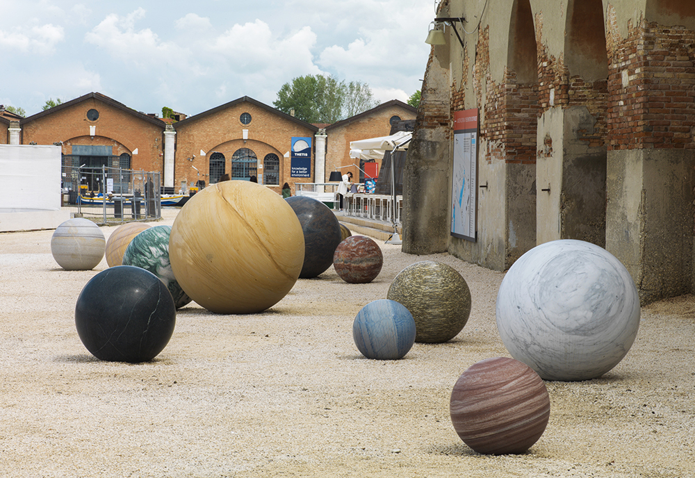 Алиция Кваде, «Pars pro Toto», 2017, 13 каменных шаров. Фото: Роман Мерц/http://alicjakwade.com/ 