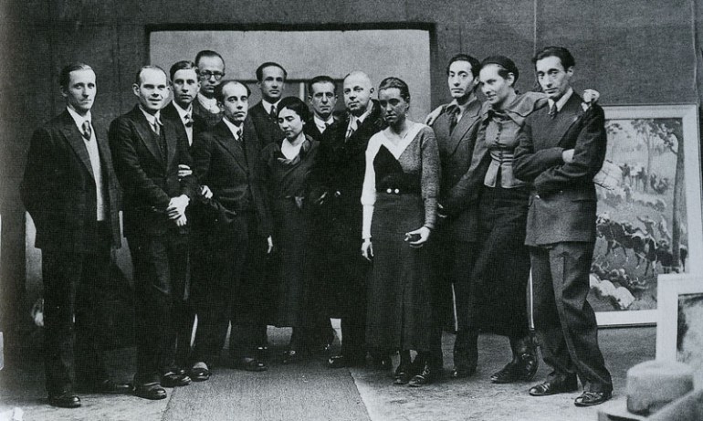 Efraim & Menashe (right) with their colleague painters at the 2nd Warsaw School Exhibition in Zachęta Gallery in Warsaw, 1931, photo: Archive of Fine Arts Academy in Warsaw
