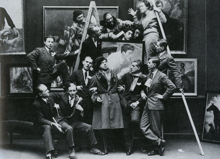 Efraim & Menashe Seidenbeutel (above the portrait) with other painters at the 1st Warsaw School Exhibition at Zachęta, photo: Archive of Fine Arts Academy in Warsaw