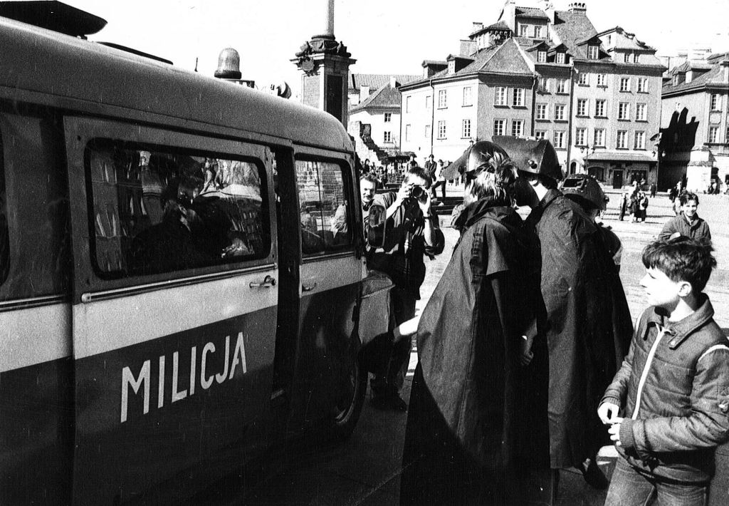 Milicja podczas happeningu "Rewia soc-mody", Warszawa 1988, fot. Erazm Ciołek