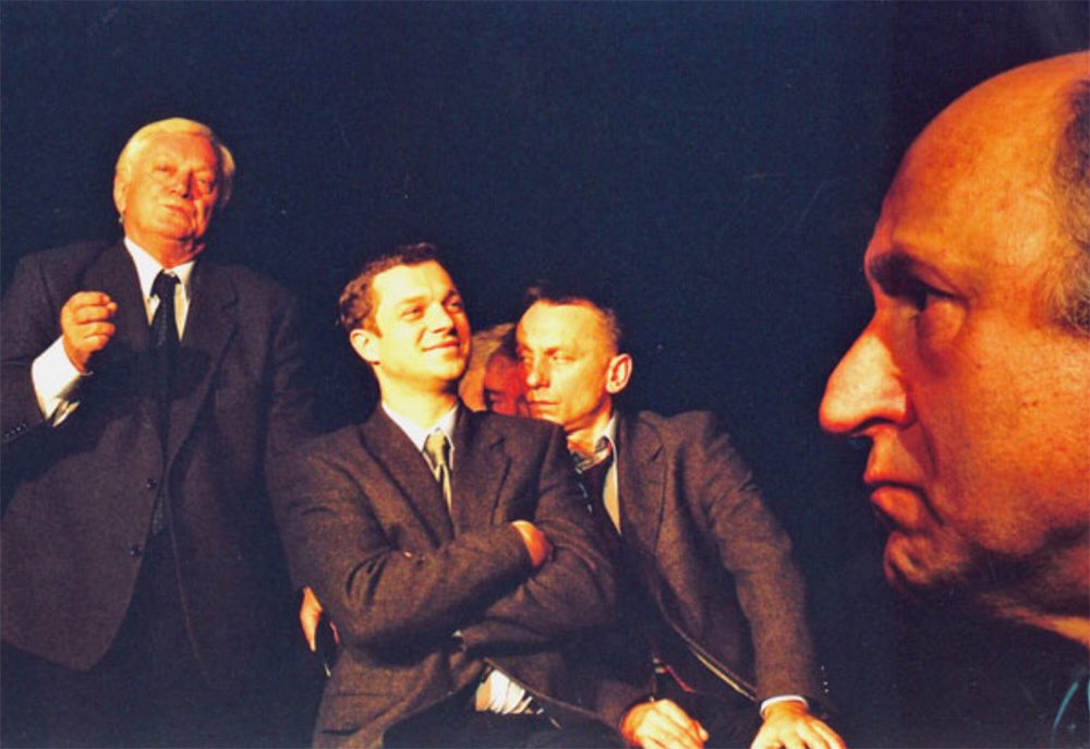 Scena z przedstawienia "Zaświadczenie o inteligencji", reż. Młynarski, Teatr Ateneum w Warszawie, premiera: 20 grudnia 2002, fot. Teatr Ateneum w Warszawie