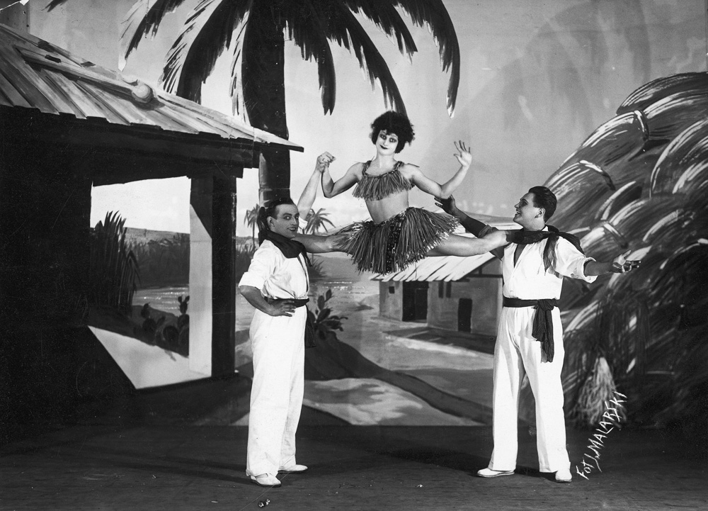 Skecz "Mary Lou" (prawdopodobnie z rewii "Publiczność ma głos") w Teatrze Morskie Oko w Warszawie. Scena tańca hawajskiego. Od lewej: Tadeusz Olsza, Loda Halama, Eugeniusz Bodo