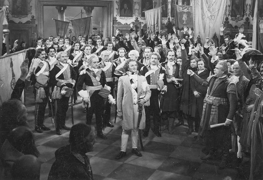 Tadeusz Białoszczyński jako Tadeusz Kościuszko (w środku na pierwszym planie), Józef Węgrzyn jako generał Józef Wodzicki (w pierwszym rzędzie za Białoszczyńskim, na lewo od niego) w scenie zbiorowej filmu "Kościuszko pod Racławicami"