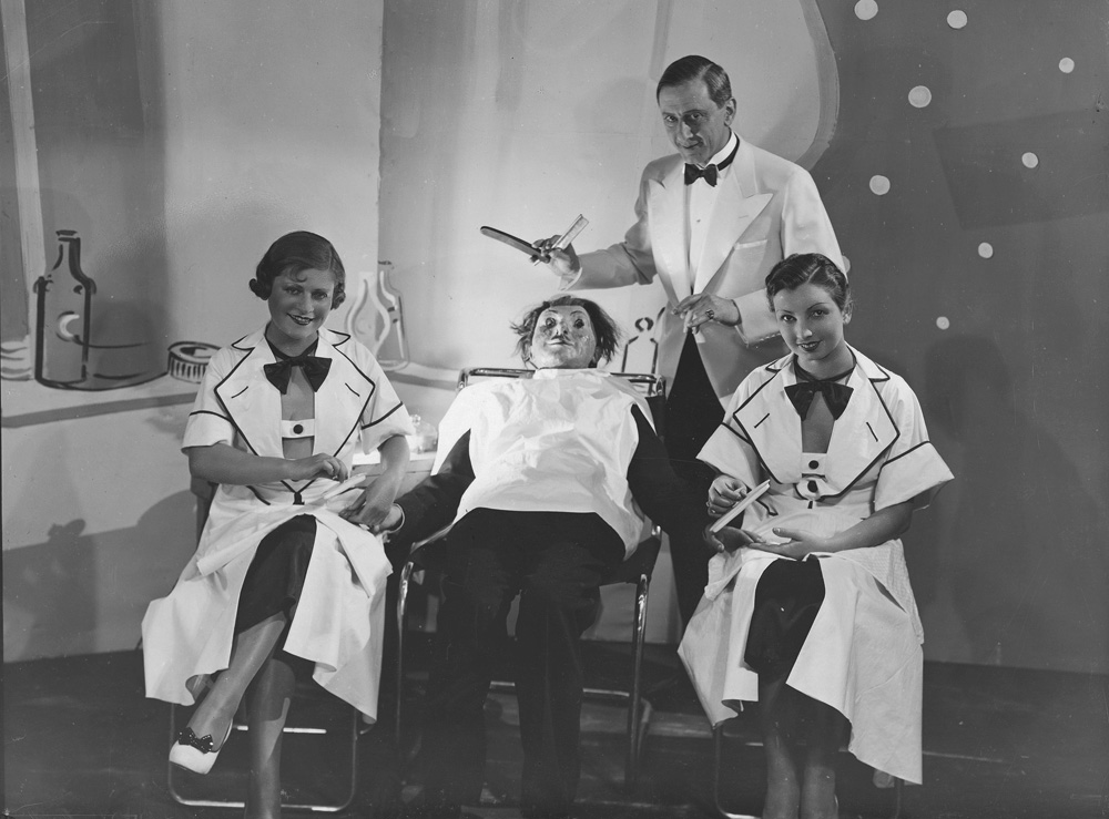 Program rozrywkowy "Pod włos" w Teatrze Cyrulik Warszawski w Warszawie, jedna ze scen. Widoczni między innymi: Zofia Terné, Stefania Górska (z prawej) i Fryderyk Járosy. Sierpień 1935 roku