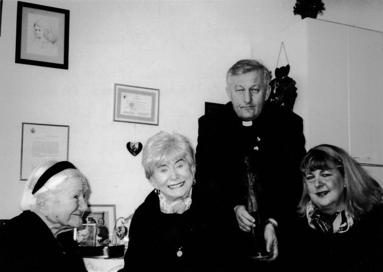 Kaya Mirecka–Ploss z wizytą u Ireny Sendlerowej razem z Mary Skinner i księdzem Tadeuszem Bocianowskim, 16 grudnia 2003
