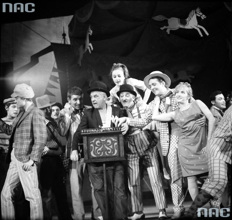 Zdjęcie z przedstawienia "Kram z piosenkami" w reżyserii Leona Schillera, Teatr Narodowy w Warszawie, 1968, fot. Edward Hartiwg / Narodowe Archiwum Cyfrowe / www.audiovis.nac.gov.pl