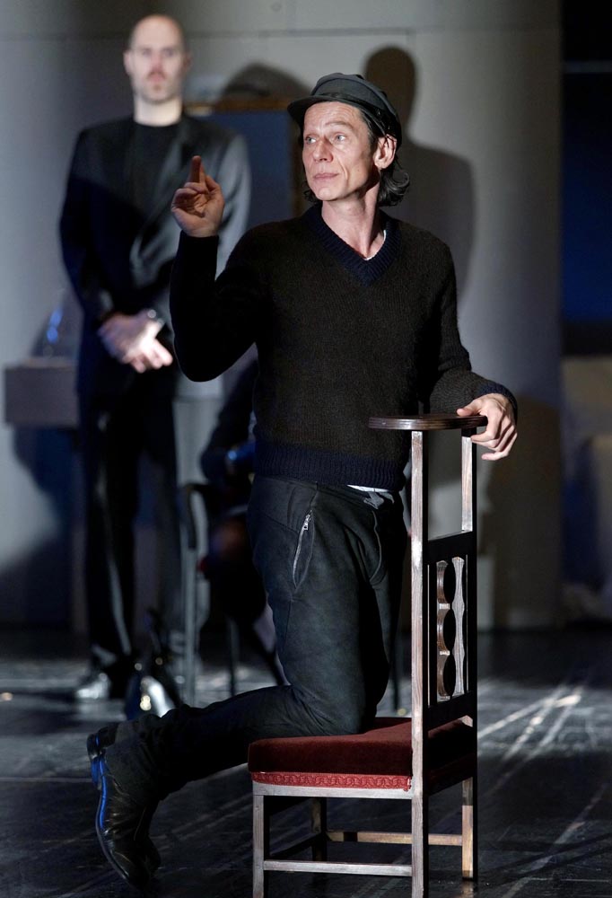 Krzysztof Warlikowski podczas próby przedstawienia "Alceste", fot. © Javier del Real / Teatro Real