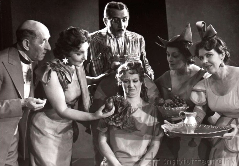 Scena z przedstawienia "Iwona, księżniczka Burgunda", reżyseria: Halina Mikołajska, 1957, Teatr Dramatyczny Warszawa. Na zdjęciu: Barbara Krafftówna, Wanda Łuczycka, Czesław Kalinowski, Stanisław Jaworski; zdj. Myszkowski Franciszek, fot. Instytut Teatralny im. Zbigniewa Raszewskiego