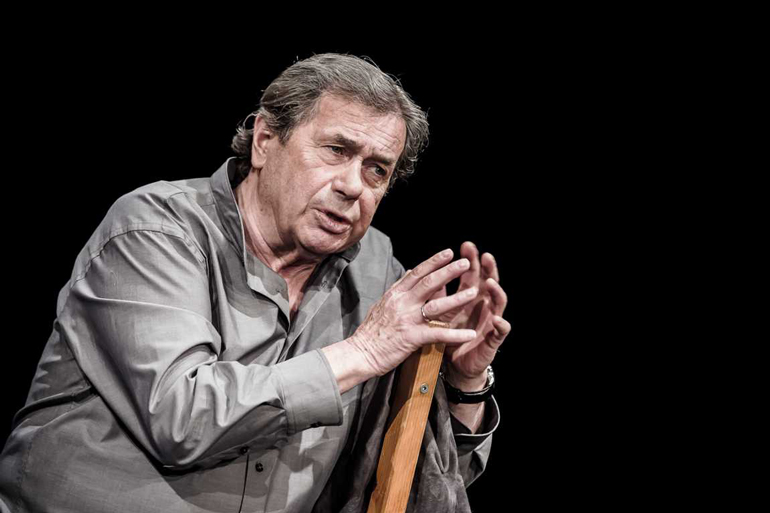  Janusz Gajos w przedstawieniu "Msza za miasto Arras", fot. Krzysztof Bieliński / Teatr Narodowy