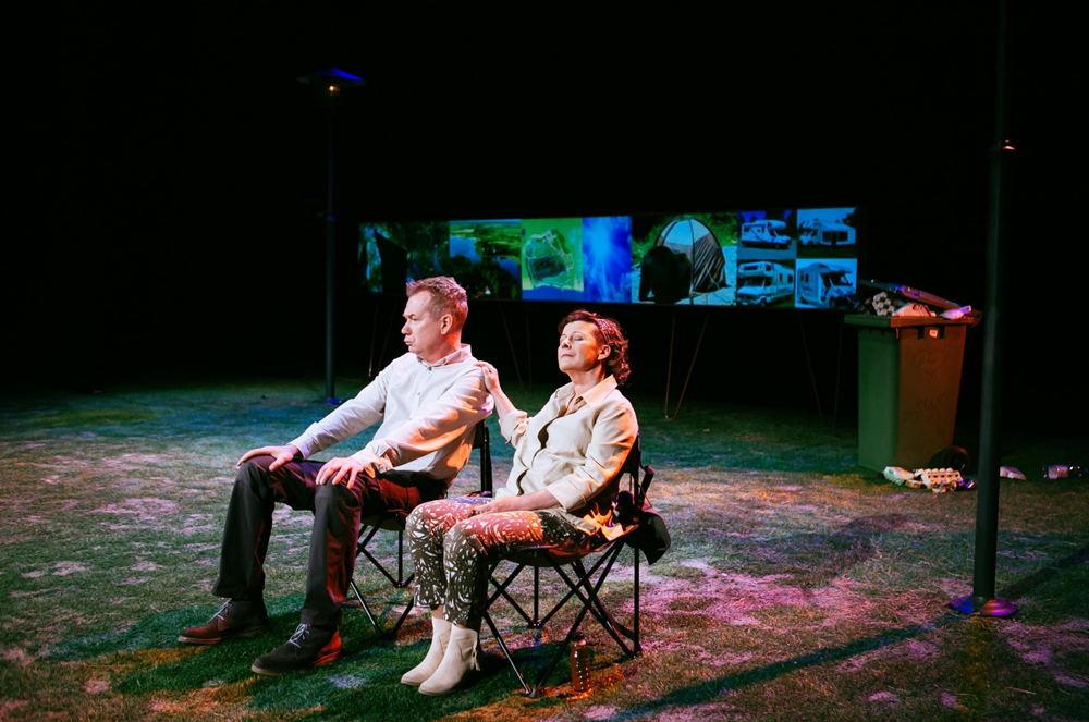 Zdjęcie przedstawienia "Raj dla opornych" w reżyserii Krystyny Jandy, Teatr Wybrzeże, fot. materiały promocyjne Teatru (100 spektakli latem w Teatrze Wybrzeże)