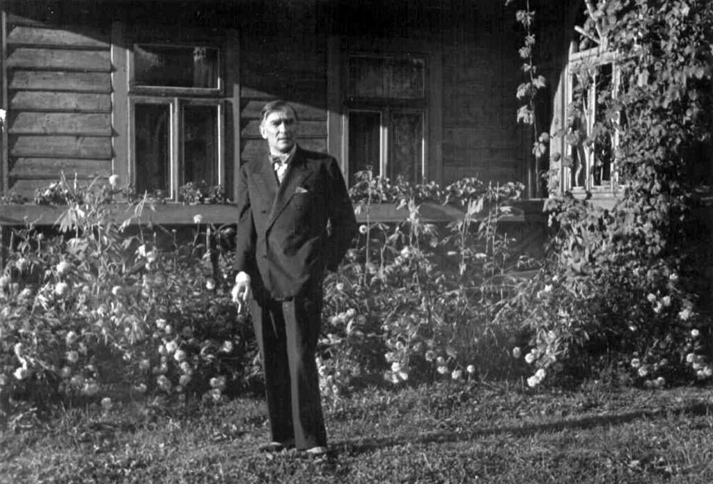 Karol Szymanowski outside the Atma villa in Zakopane, 1935, photo: Antoni Wieczorek / National Museum in Kraków