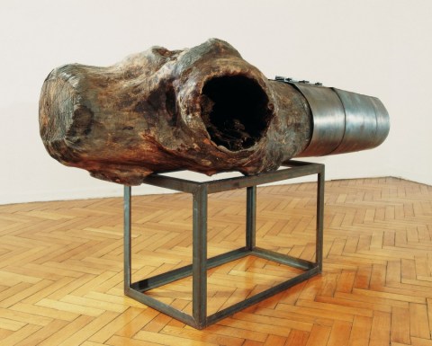Baz z cyklu War games (1991) drewno, metal 70x110x60) cm w zbiorach Muzeum Narodowego we Wrocławiu, fot. pracownia fotograficzna MNWr