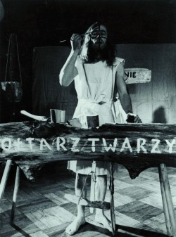 Ołtarz twarzy 1974 dokumentacja akcji 9 XII 1974 Pałac Kultury i Nauki w Warszawie w zbiorach Muzeum Narodowego we Wrocławiu odbitka - pracownia fotograficzna MNWr