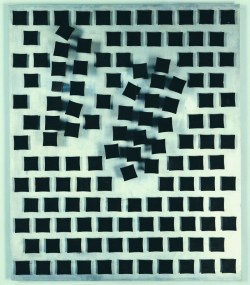 Henryk Stażewski, "Relief 5" (1965), blacha aluminiowa, drewno, 87,5x77,5 w zbiorach Muzeum Narodowego we Wrocławiu fot. pracownia fotograficzna MNWr