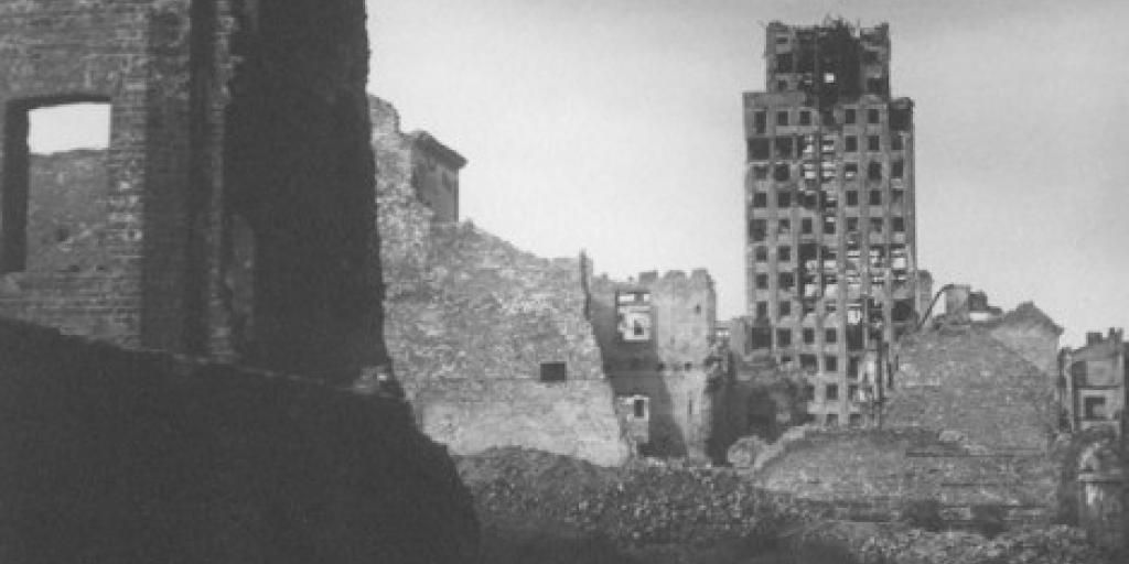 Capturing the Ruins of Warsaw | Article | Culture.pl