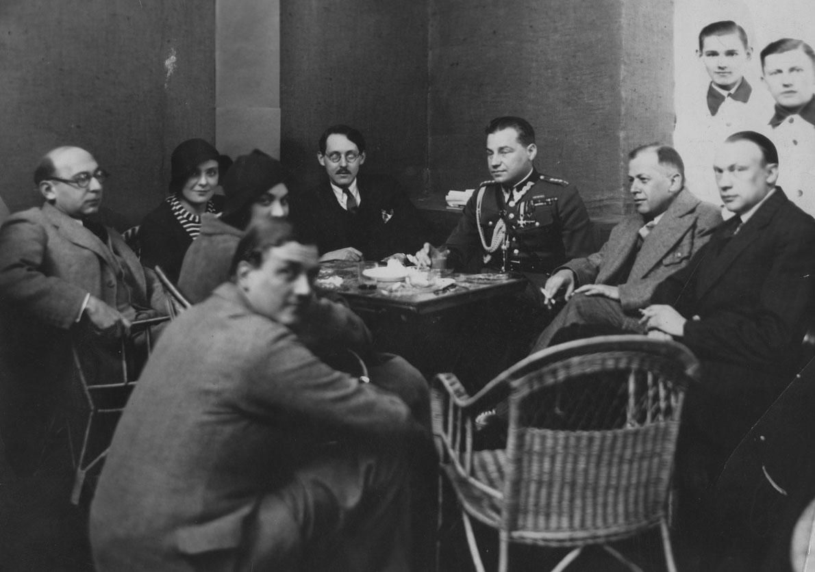 Grupa polskich literatów w kawiarni 1933, foto: www.audiovis.nac.gov.pl (NAC)