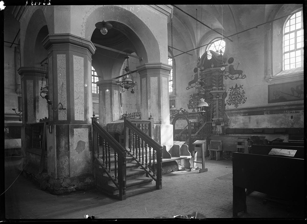 Бима в синагоге в г. Любомль, 1930, фото: Хенрик Поддембский / Brama Grodzka - Teatr NN / © Институт искусства ПАН