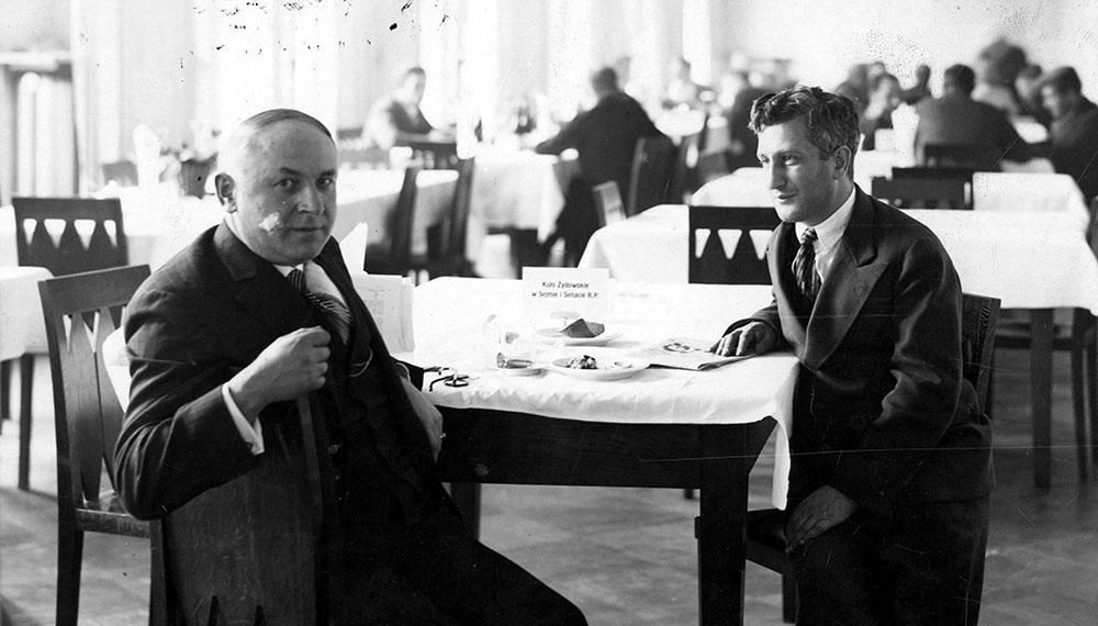 Posłowie w bufecie sejmowym w przeddzień otwarcia sesji sejmowej. Widoczny Leon Reich (z lewej) i dziennikarz żydowski Bernard Singer. 1929, fot. www.audiovis.nac.gov.pl (NAC)