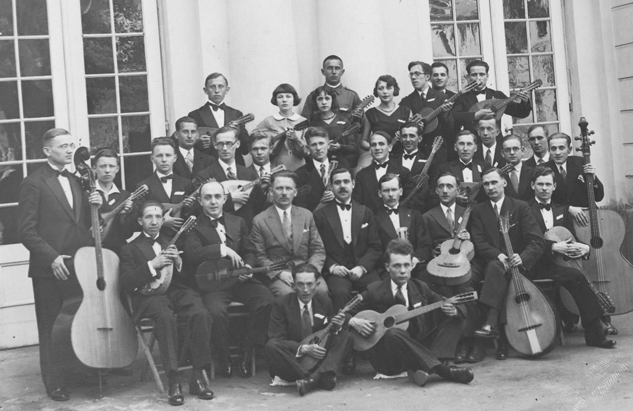 Orkiestra mandolinistów na dziedzińcu teatru Nowości przy ulicy Bielańskiej 5 w Warszawie, 1931, fot. www.audiovis.nac.gov.pl (NAC)