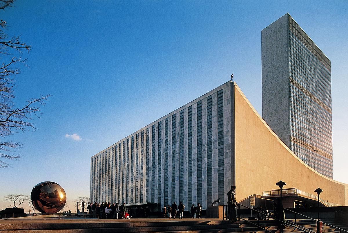 Budynek Sekretariatu Organizacji Narodów Zjednoczonych (ONZ), Manhattan, Nowy Jork, Stany Zjednoczone Ameryki, fot. DeAgostini/Getty Images