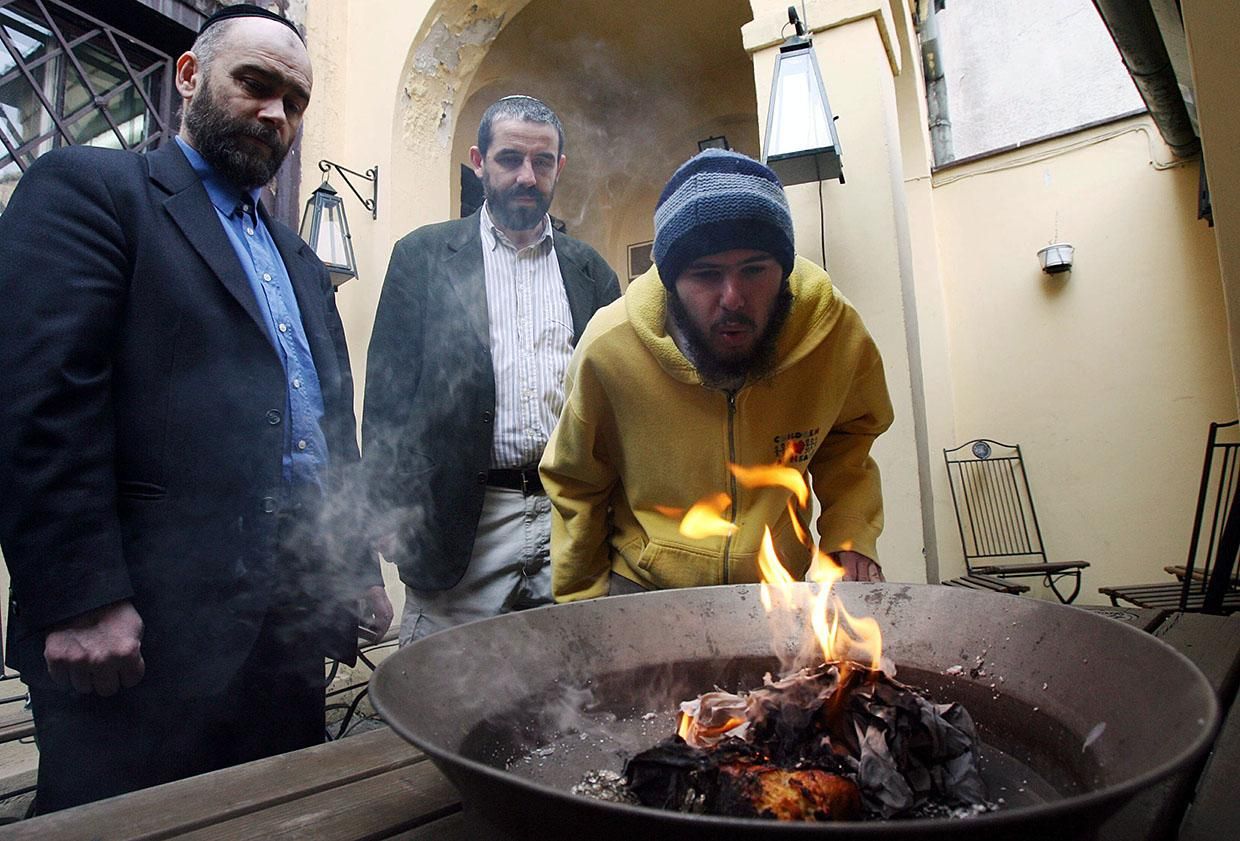 Підготовка до свята Песах, традиційне спалення хамеца, фот. Dominik Sadowski / Agencja Gazeta