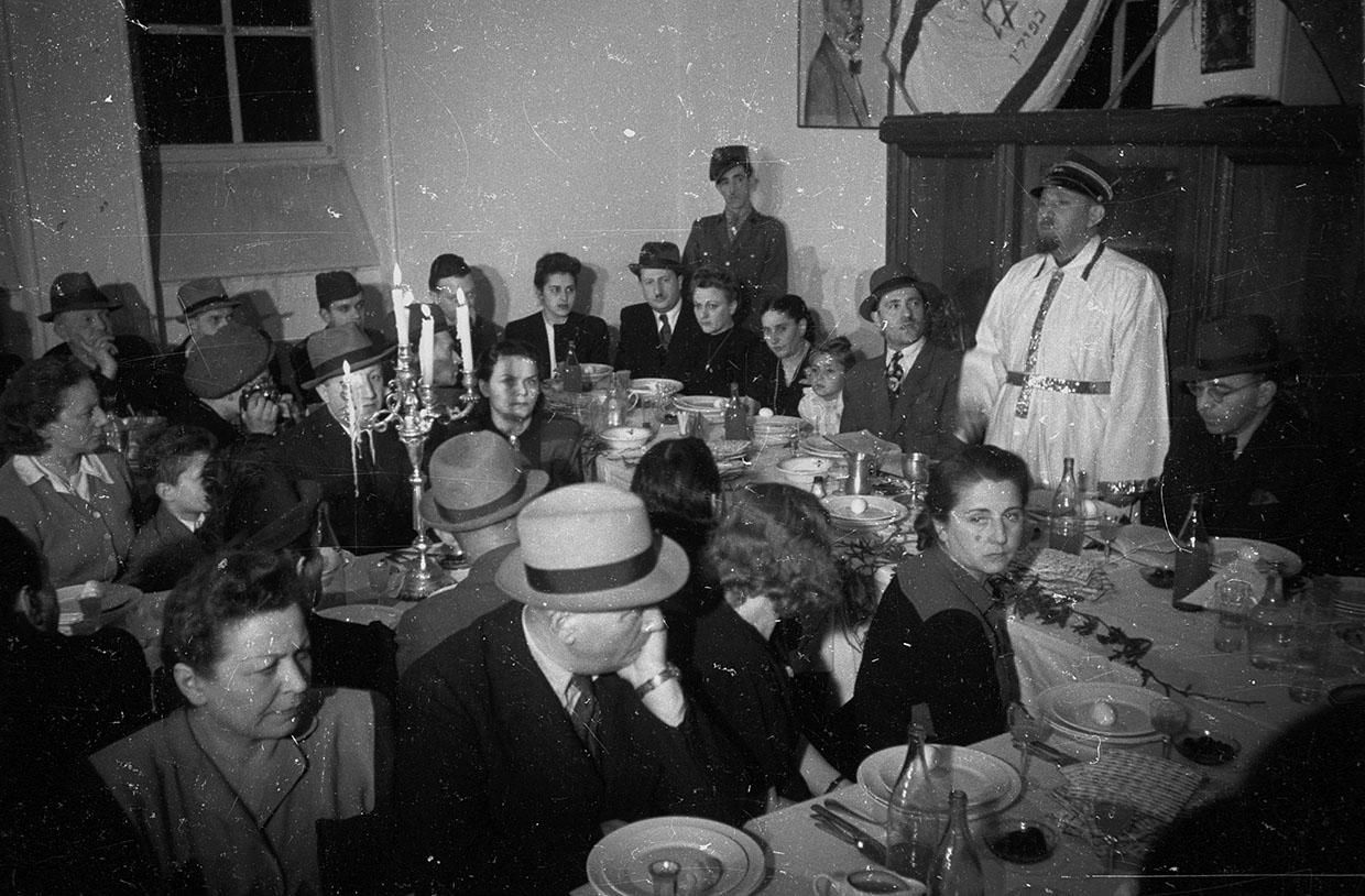 Свято Песах 1947 року, вечір Седер-Песах, промову виголошує головний рабин Війська Польського Давид Кагане, фот.  CAF/PAP