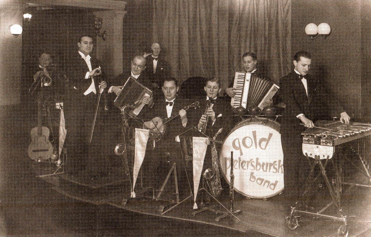 Na scenie gra mała orkiestra, na bębnie widnieją słowa: „Gold Petersburski Band”