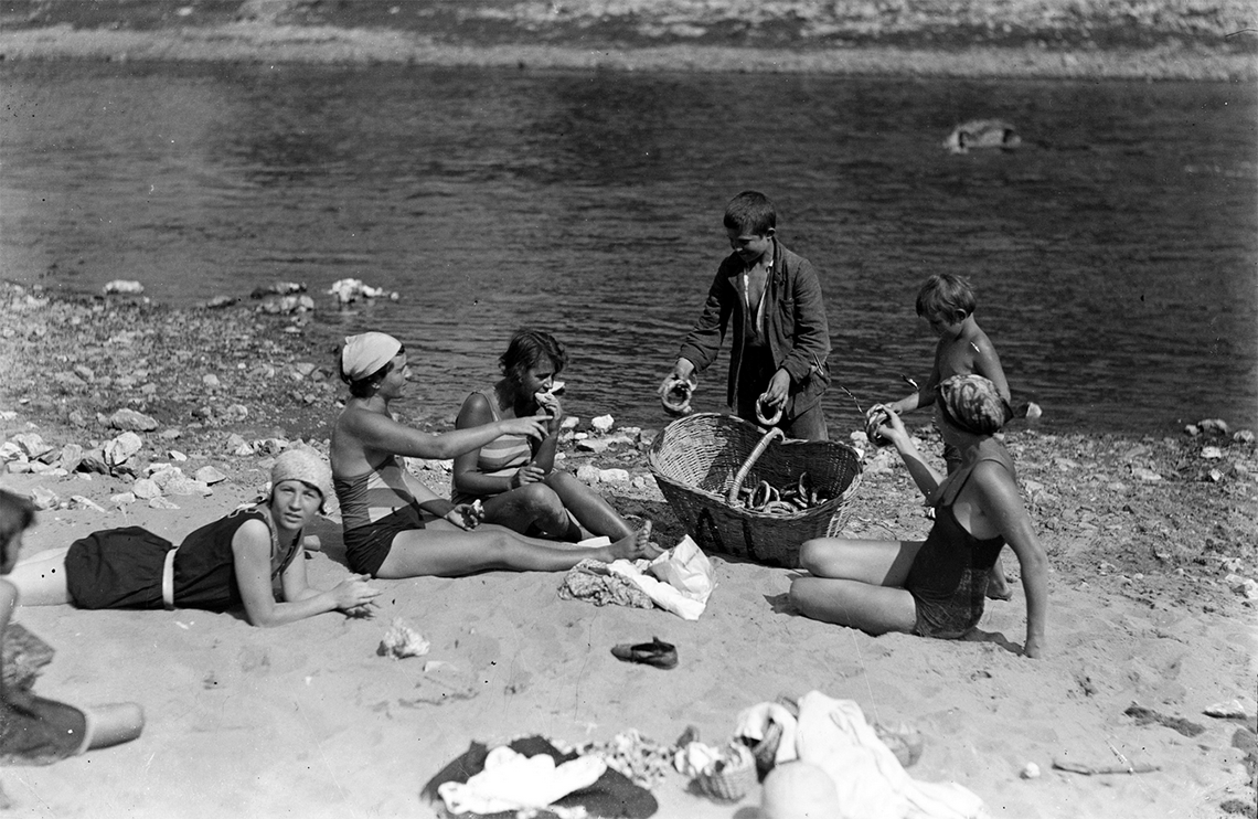Wakacje na plaży, gdzie chłopak sprzedaje bajgle, 1929, fot. www.audiovis.nac.gov.pl (NAC)
