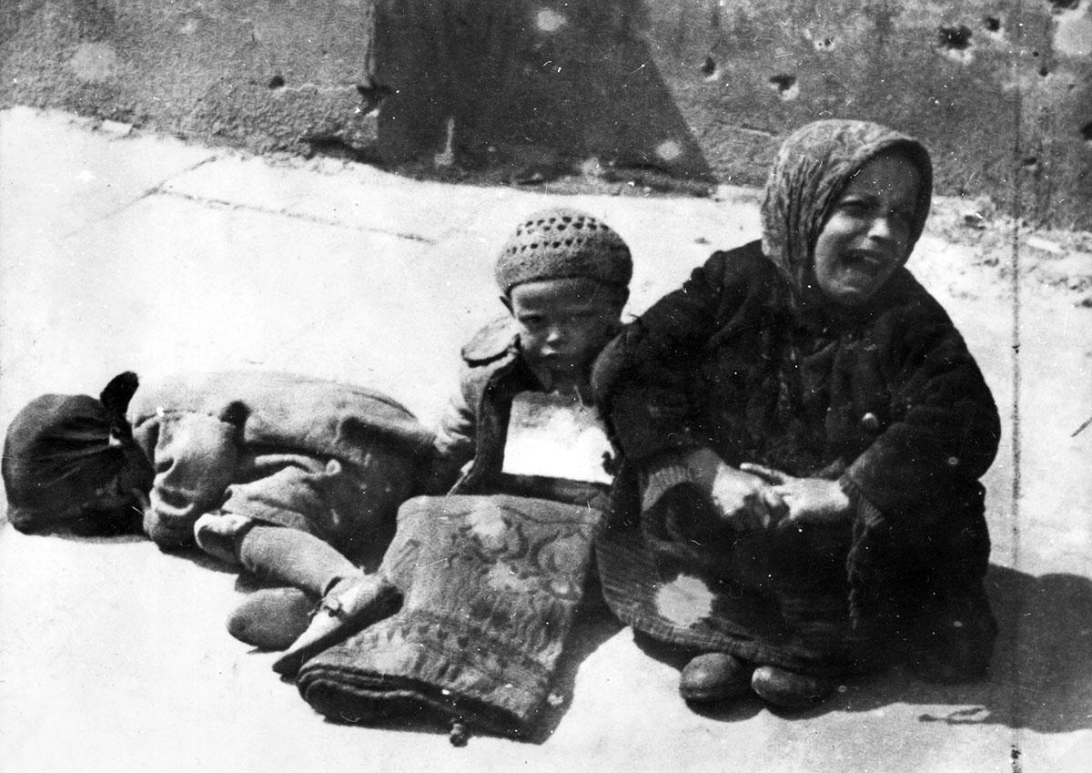 Dzieci żebrzące na ulicach getta, Warszawa, 1940-1942. Foto: Żydowski Instytut Historyczny / Forum