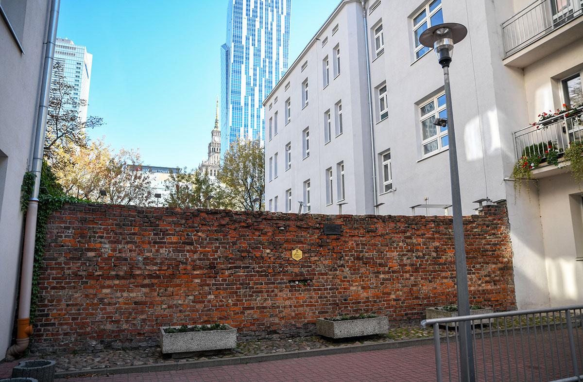 Zachowany fragment muru getta warszawskiego przy ulicy Siennej 55. Przy tej ulicy mieszkała Henryka Łazowertówna. Foto: Jérôme Leblois / Hans Lucas Agency / Forum
